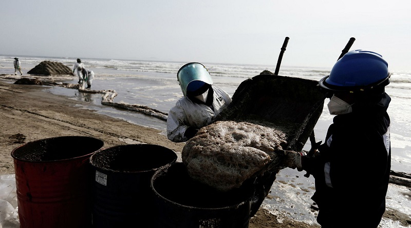 Derrame de petróleo afecta a más de un millón de metros cuadrados de mar en Perú