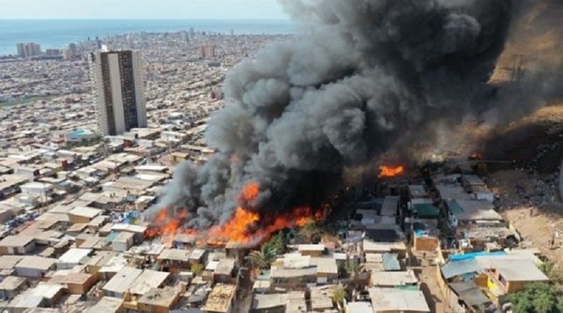 Incendio deja unos 400 damnificados en un barrio de Tarapacá en Chile