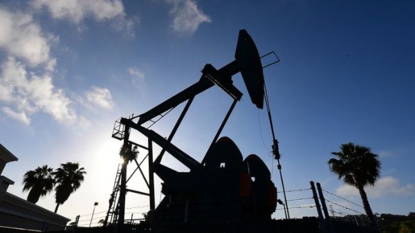Precios del petróleo alcanzan casi los 100 dólares por barril