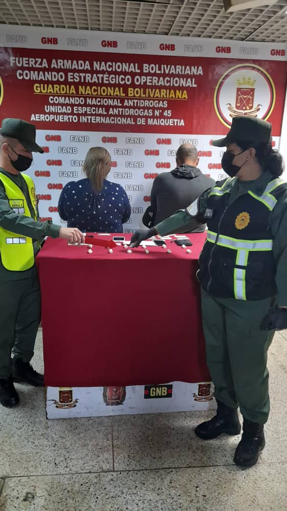 Detienen a una pareja que transportaban droga de forma intraorgánica