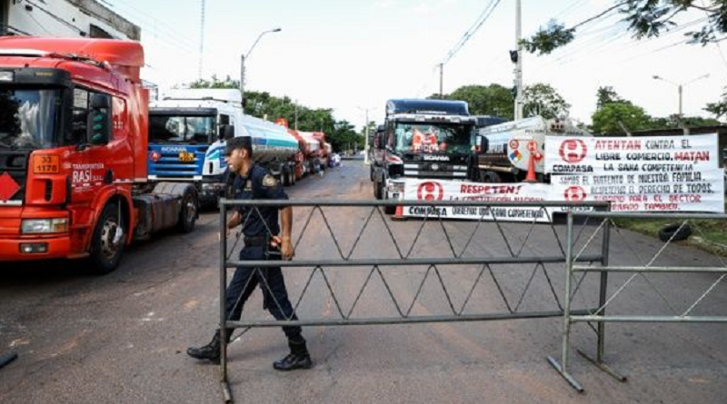 Camioneros de Paraguay se movilizan contra alza del combustible