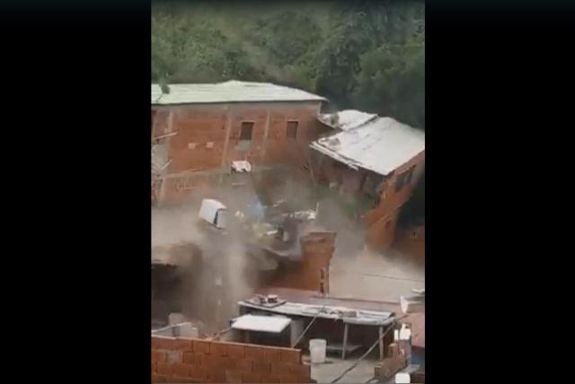 Al menos una docena de casas derrumbadas en Caracas a causa de las fuertes lluvias