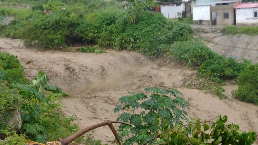 En La Guaira reportan crecida del río San Julián tras fuertes lluvias este 28-Oct