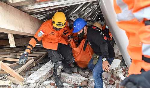 Rescatistas buscan supervivientes entre los escombros mientras suben a 268 los muertos tras terremoto en Indonesia
