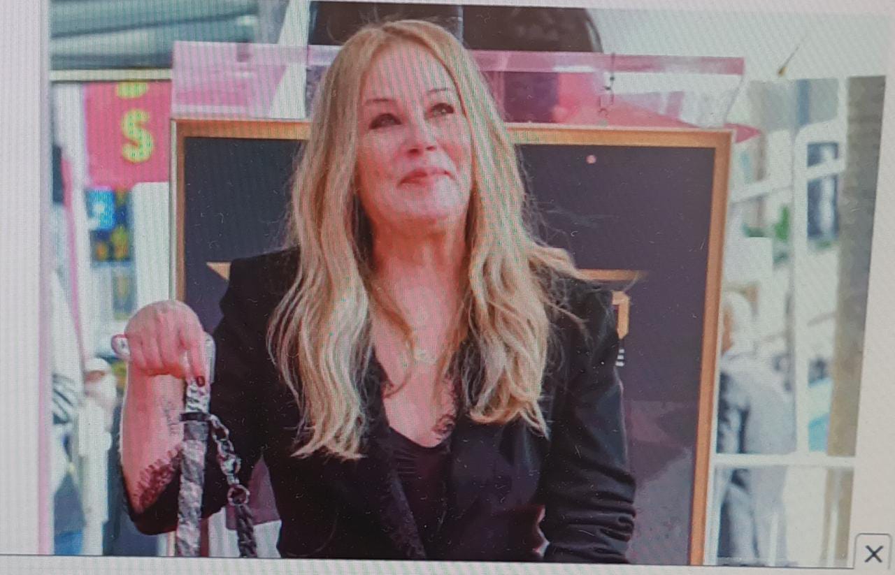 Christina Applegate reaparece un año después de ser diagnosticada de esclerosis múltiple