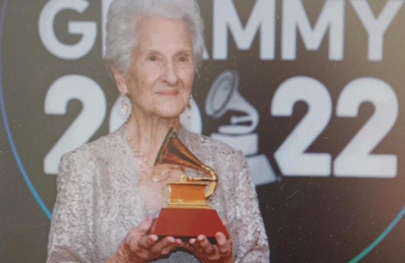 Latin Grammy | La emotiva premiación de Ángela Álvarez (95)