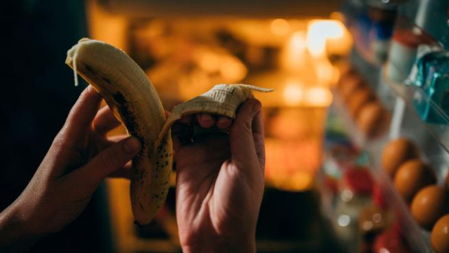 Sabías que no debes quitar los hilos del plátano antes de comerlo