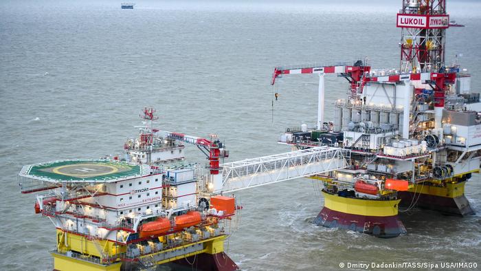 Gobierno ruso prohíbe exportar petróleo a los países que impongan tope a los precios