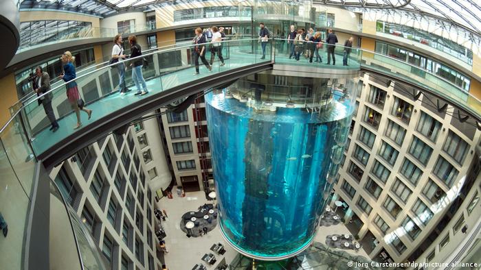 Acuario en Berlín con 1.500 peces exóticos y un millón de litros de agua explotó