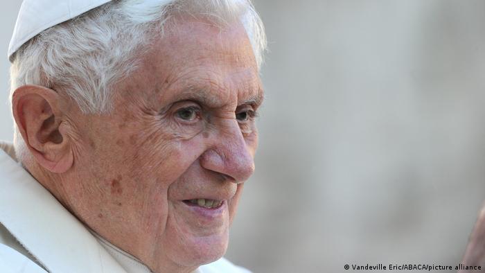 Benedicto XVI sigue «estable» pero «grave»