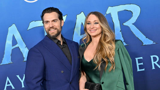 Henry Cavill reaparece junto a su novia en estreno de «Avatar 2»