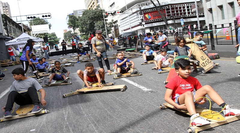 Más de 200 niños participaron en la carrera de carruchas en Caracas