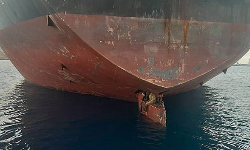 Tres hombres nigerianos sobrevivieron 11 días viajando en la parte baja de un barco