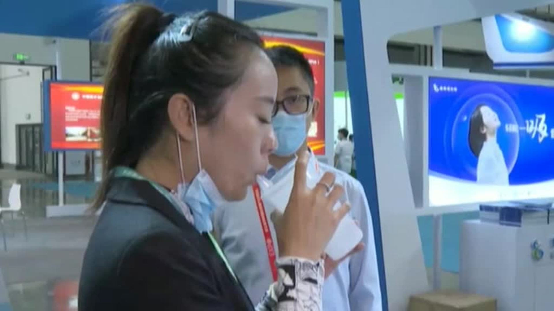 China ya está probando entre su población nueva vacuna inhalable contra el Covid