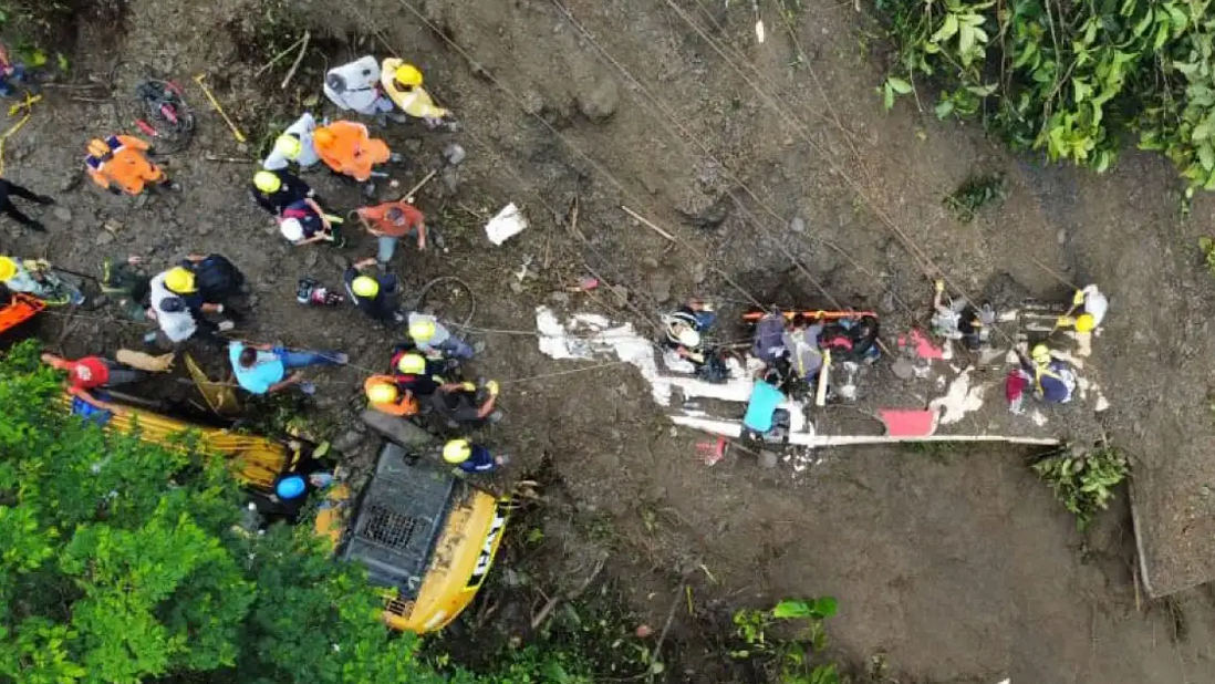Colombia | Derrumbe sepultó un bus con más de 20 pasajeros