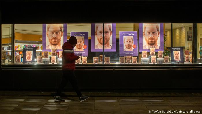 Biografía del príncipe Harry ya está en las librerías británicas