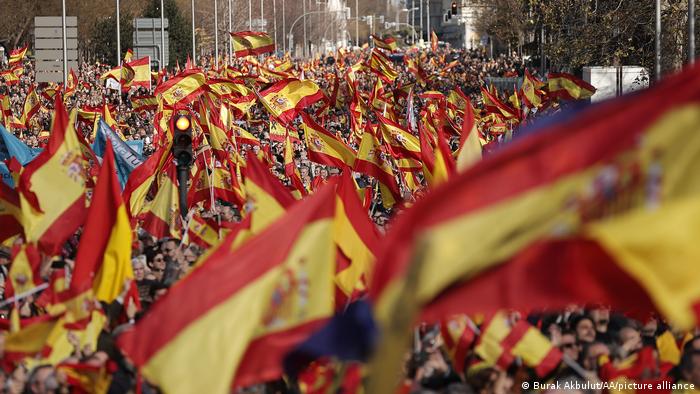 Miles de personas manifiestan en Madrid contra el gobierno de España