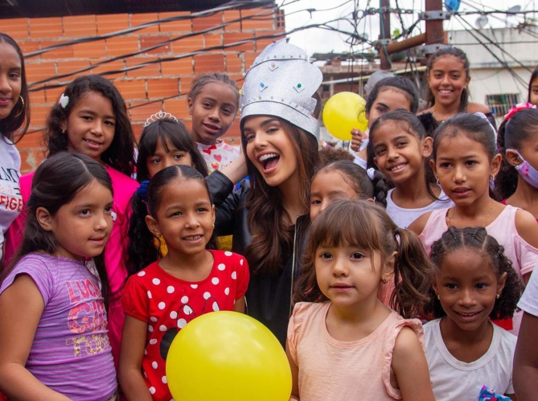 Amanda Dudamel visitó a los niños de Petare