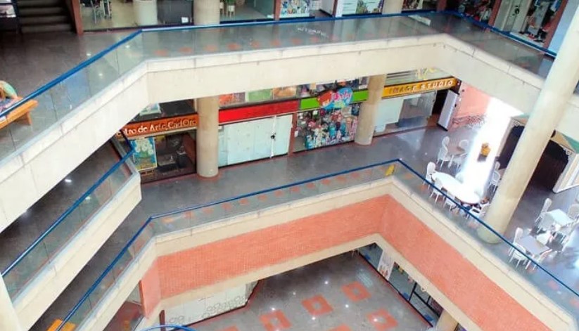 Murió un hombre tras lanzarse desde un tercer piso en centro comercial de Baruta