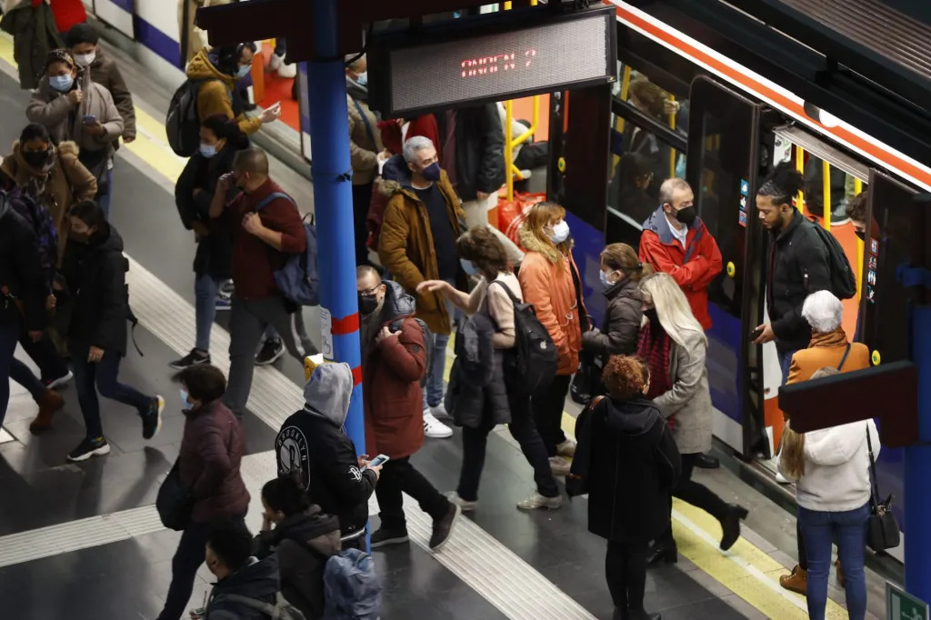 Habitantes de España dejaran de utilizar tapabocas en los próximos días