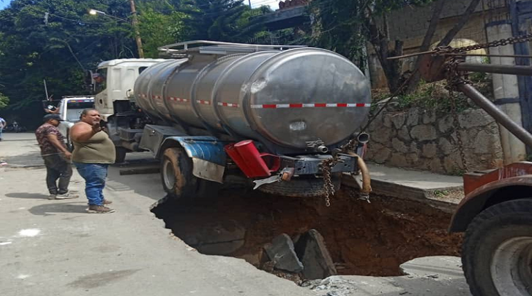 Realizan trabajos por hundimiento de vía en La Vega de Caracas