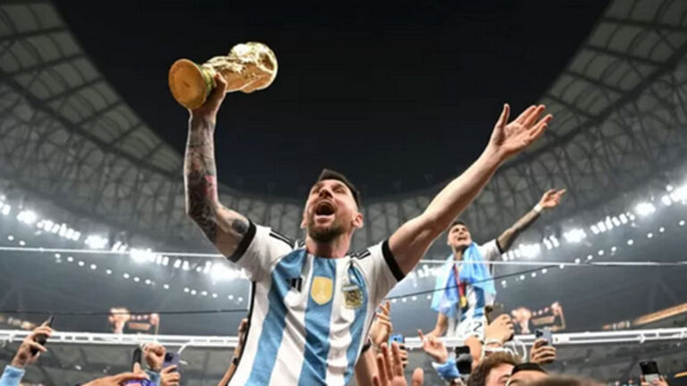 Messi viajó a París para reincorporarse al PSG