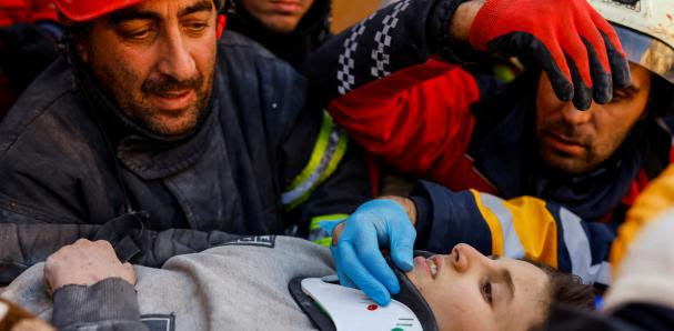 Encuentran con vida a niña de 12 años que estuvo atrapada durante seis días en los escombros de Turquía