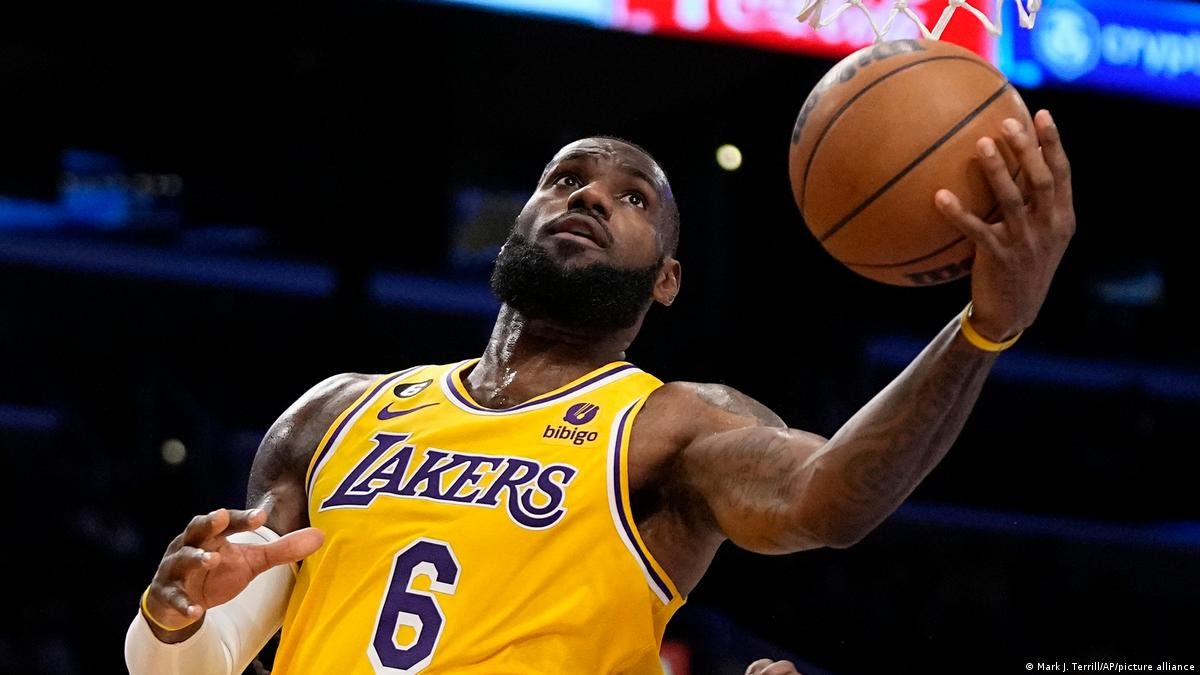 LeBron James se convirtió en el máximo anotador de la NBA