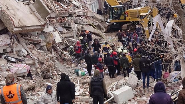 Más de 2.000 personas mueren en terremoto en Turquía y Siria