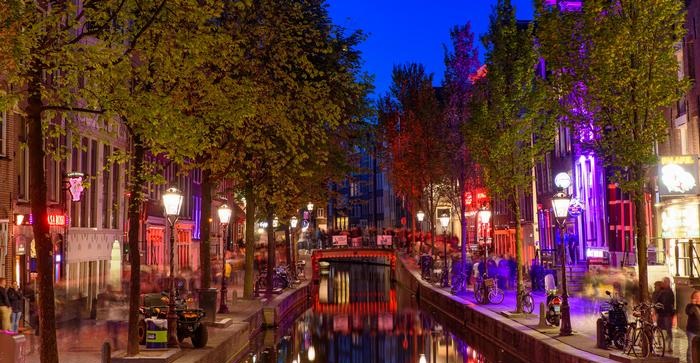 Ámsterdam prohibirá en calles del barrio rojo consumir cannabis a partir de mayo