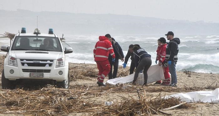 Unos 60 migrantes mueren en naufragio cerca de la costa de Italia