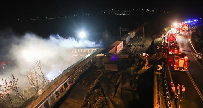 Resultaron al menos 26 muertos al descarrilarse tren de pasajeros en Grecia