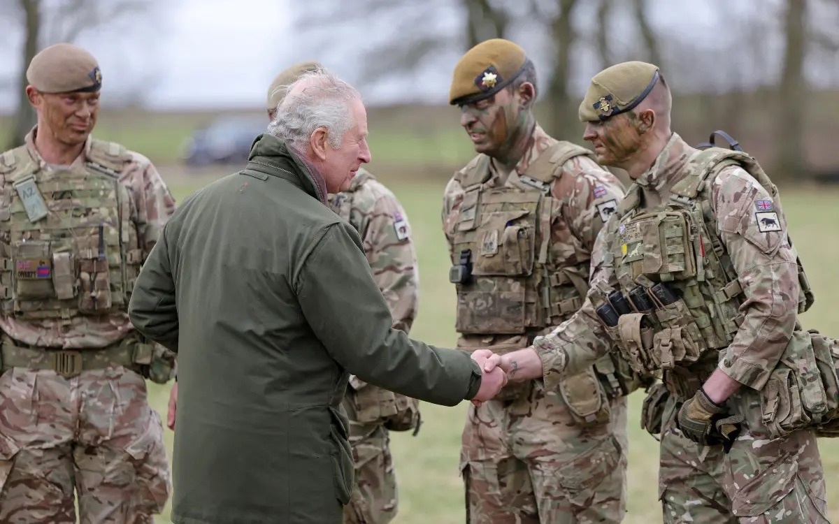 El rey Carlos III visitó a soldados ucranianos que entrenan en Inglaterra