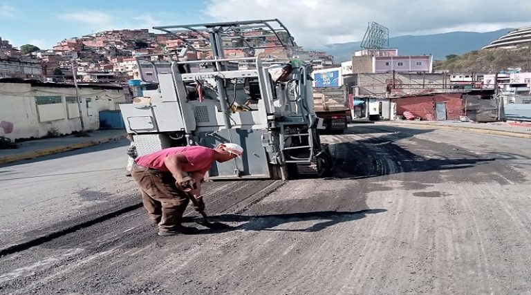 GDC | Escuadrón Caza Huecos removió capa asfáltica en parroquia Macarao de Caracas
