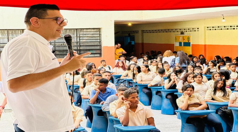 Diputado Jesús Santander niega que bachilleres impartirán clases de educación básica