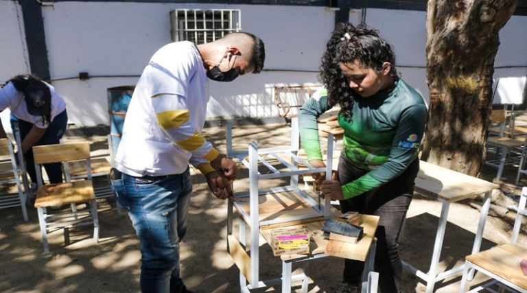 Estudiantes de Anzoátegui se beneficiaran con más de 15 mil pupitres