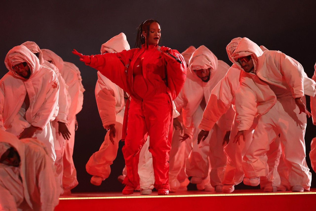 Rihanna subió embarazada al escenario del Súper Bowl LVII, donde sorprendió a sus fanáticos con un espectacular show