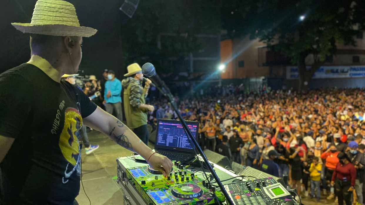 Retumba Caracas celebra la octavita de carnaval