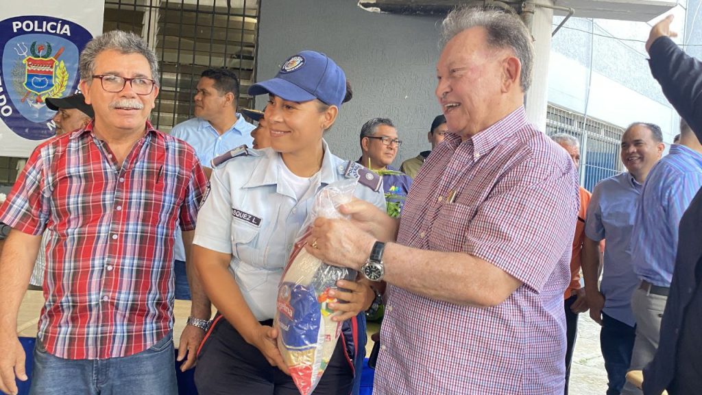 Gobernador Morel Rodríguez entregó cestas alimentarias a policías y a familias de La Arboleda