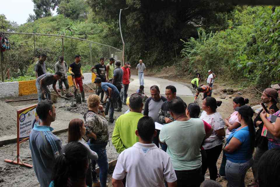 Recuperan vía agrícola en Carayaca