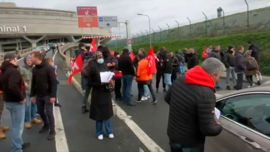 En Francia manifestantes contra reforma de pensiones paralizan aeropuerto de París