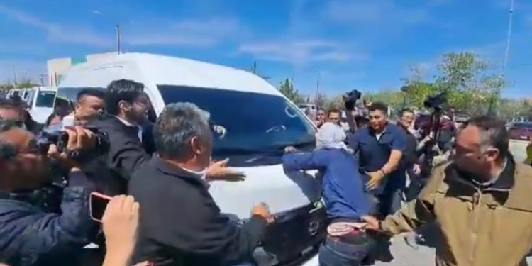 ¡Justicia! Migrantes interceptaron la caravana de López Obrador durante su visita a Ciudad Juárez (+Video)
