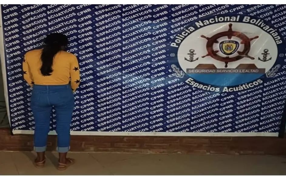 Detienen a una madre adolescente por presuntamente maltratar a su hija