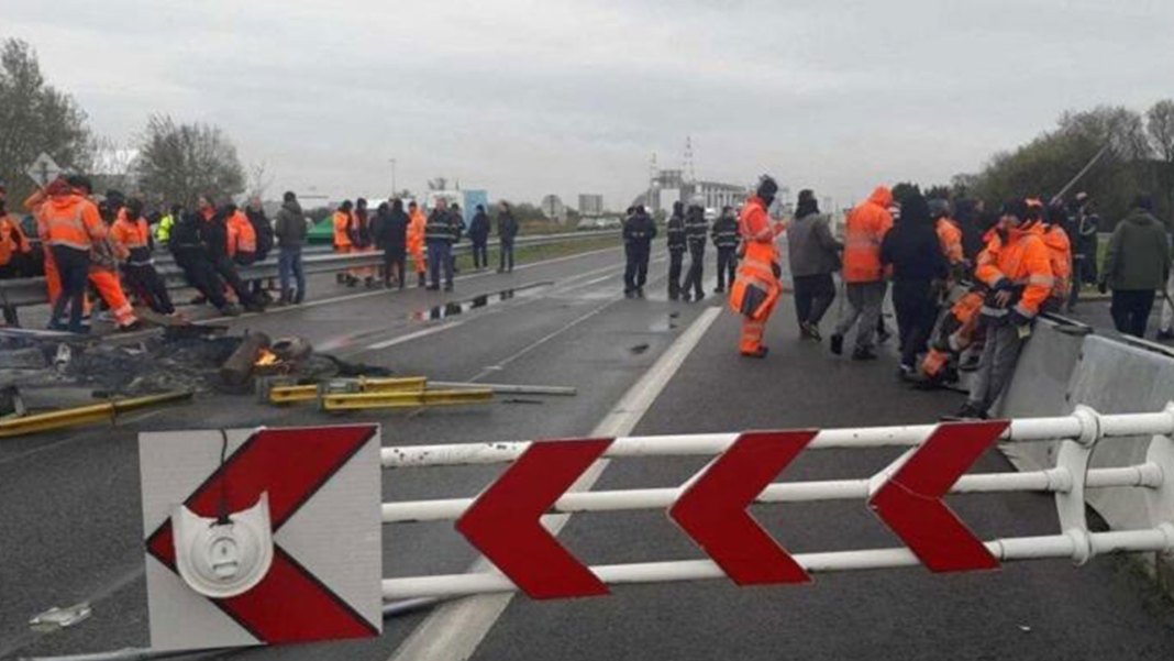 Manifestantes bloquean el enorme puente Saint Nazaire en Francia
