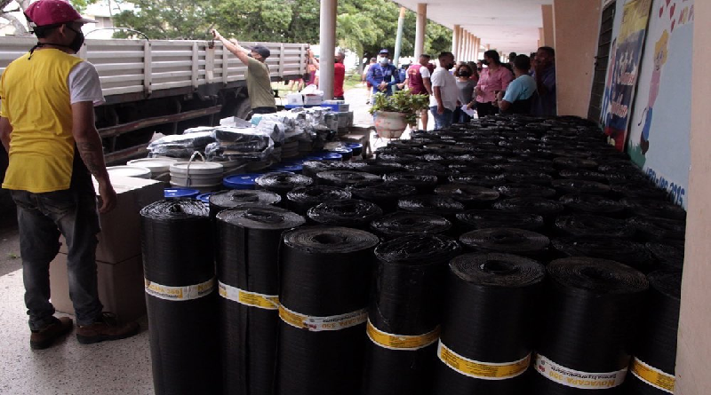 Planteles educativos en el 23 de Enero recibieron materiales para su rehabilitación