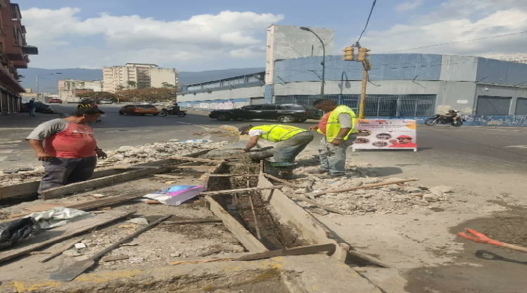 Construyen brocales en la parroquia Santa Rosalía de Caracas