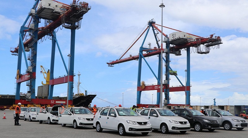 Arribó el segundo lote de vehículos y tractores procedentes de Irán