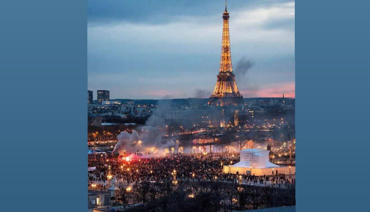LA FOTO | Al fondo el mayor atractivo turístico de París y en la parte baja protestas que continúan en la capital Francia