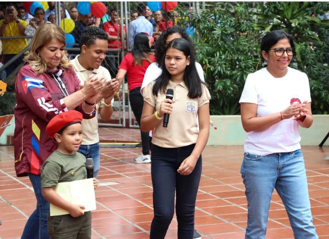 Vicepresidenta Delcy Rodríguez, entregó materiales para rehabilitación de planteles educativos en el 23 de Enero