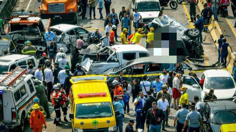 Accidente de tránsito deja 2 muertos y 18 heridos en El Salvador